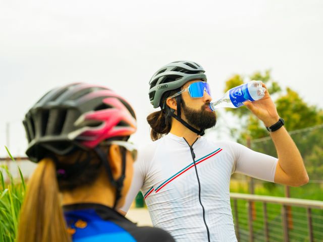 Profesionales de Quiron Prevencion remarcan la importancia de beber agua regularmente para vivir un verano sin riesgos - 1, Foto 1