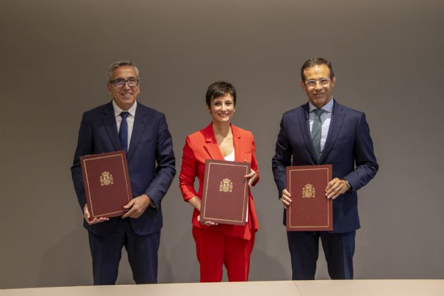 Rodríguez firma el convenio por el que La Caixa se adhiere a la línea de avales para la adquisición de primera vivienda de jóvenes y familias con menores - 1, Foto 1