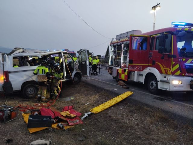 Fallece una persona al colisionar una furgoneta y un camión en Purias (Lorca) - 1, Foto 1