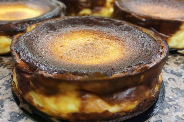 Las tarta de queso vasca, una de las joyas gastronómicas tradicionales de Pastelería Oiartzun - 1, Foto 1