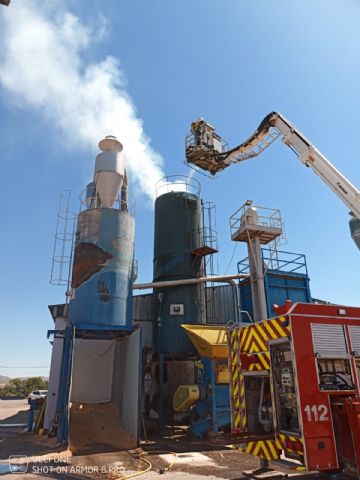 Incendio en un silo de virutas de madera de una fábrica de Yecla - 1, Foto 1