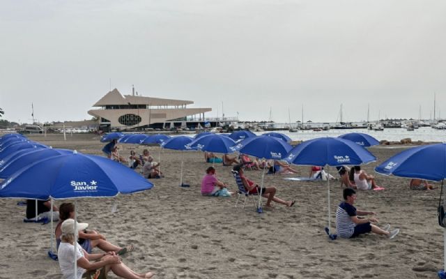 Las playas de San Javier amanecen sorprendiendo a los más madrugadores con sombrillas y palas de playa - 1, Foto 1