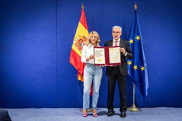 Yolanda Díaz y el presidente del Consejo de Seguridad Nuclear rubrican un convenio de vigilancia de riesgos por radón en el ámbito laboral - 1, Foto 1