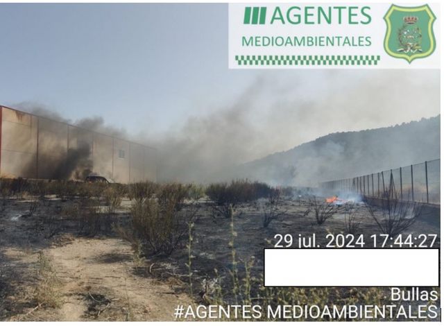 Servicios de emergencias acuden a un incendio agrícola en Ucenda, Bullas - 1, Foto 1