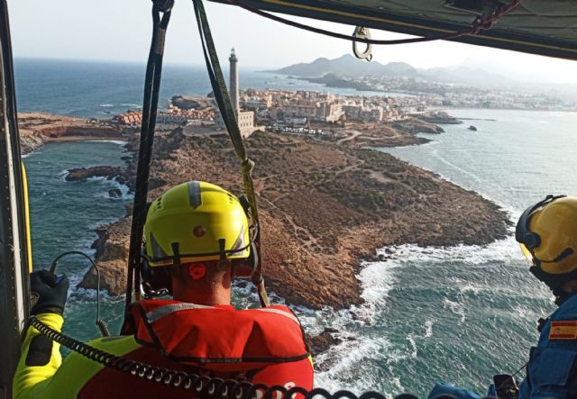 Servicios de emergencias buscan a un joven de 17 años en aguas de Cabo de Palos - 1, Foto 1