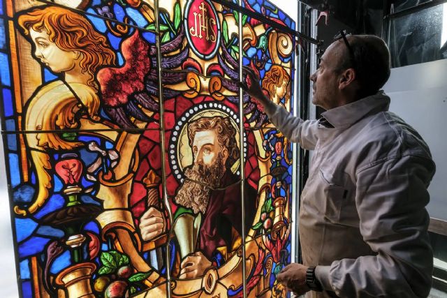 Las vidrieras de la fachada de la Catedral, a pie de calle, Foto 1