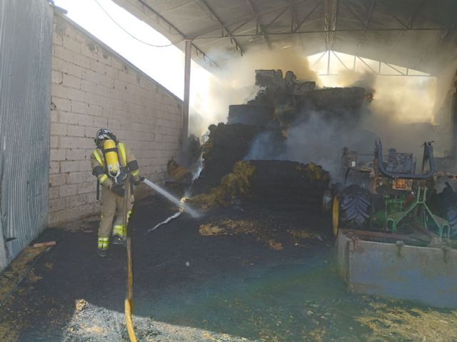 Incendio de una nave que almacena paja en Puerto Lumbreras - 1, Foto 1