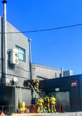 Dos personas han sido atendidas por los sanitarios en el incendio de la cocina de una cafetería en Yecla - 1, Foto 1