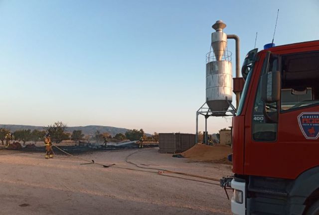 Bomberos sofocan el incendio de palets declarado en el exterior de una empresa de Yecla - 1, Foto 1