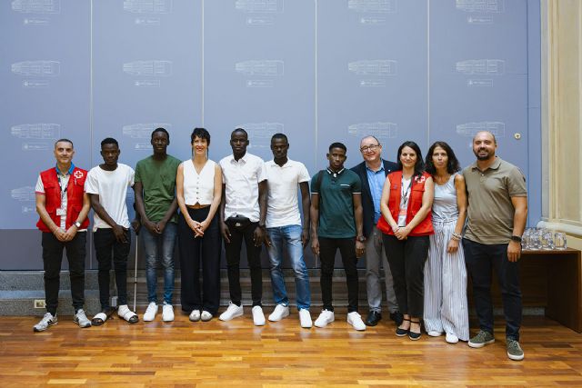 Elma Saiz recibe en el Ministerio a Cruz Roja Española y a jóvenes migrantes solicitantes de Protección Internacional - 1, Foto 1