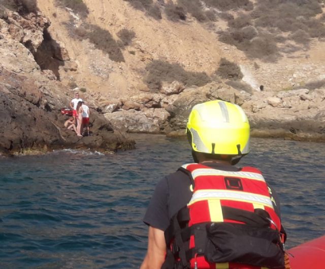 Rescatan a un varón de 23 años con un corte en el pie tras llegar a nado a unas rocas en Cala Cortina - 1, Foto 1