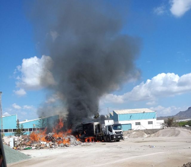 Bomberos sofocan el incendio de un camin en Mazarrn, Foto 1