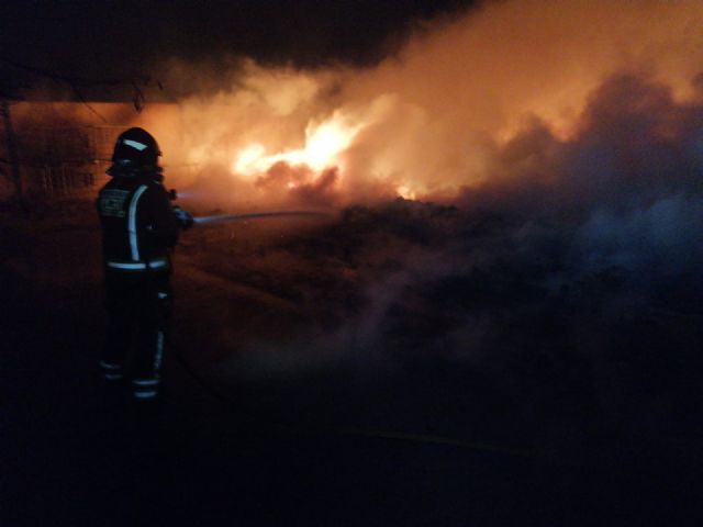 Incendio de palets y plásticos en el patio de una nave en Alcantarilla - 1, Foto 1