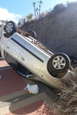 Servicios de emergencia han rescatado y trasladado al hospital a un conductor herido en accidente ocurrido en Águilas - 1, Foto 1