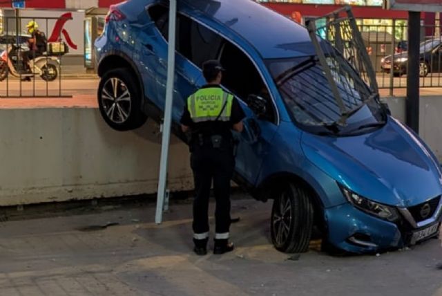 Servicios de emergencias atienden un accidente de tráfico en Murcia capital - 1, Foto 1