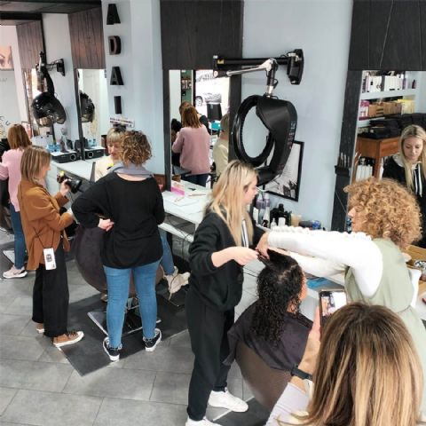 Lino Curly presenta sus nuevos cursos de peluquería: capacitación en métodos de cuidado para el cabello rizado al alcance de todos - 1, Foto 1