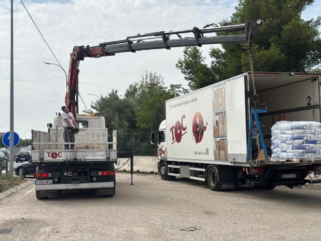 TOP COURIER consolida su experiencia en el transporte con camión grúa para mercancías pesadas - 1, Foto 1