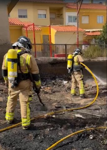 Servicios de emergencias sofocan incendio en la ciudad de Yecla - 1, Foto 1