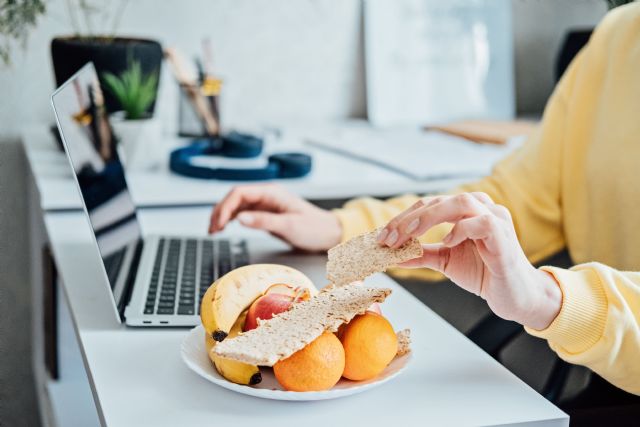 Consejos para comer saludable y evitar las tentaciones durante el teletrabajo - 1, Foto 1