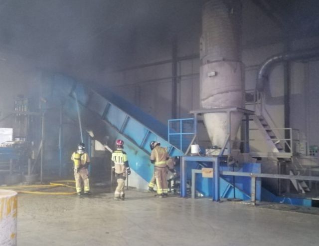 Emergencias sofocan un incendio en una industria de Fenazar, Molina de Segura - 1, Foto 1