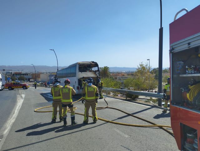 Bomberos extinguen un incendio de un autobús en Lorca - 1, Foto 1