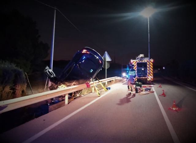 Rescatan a un joven de 18 años tras volcar su vehículo en la carretera Totana-Raiguero, Foto 1