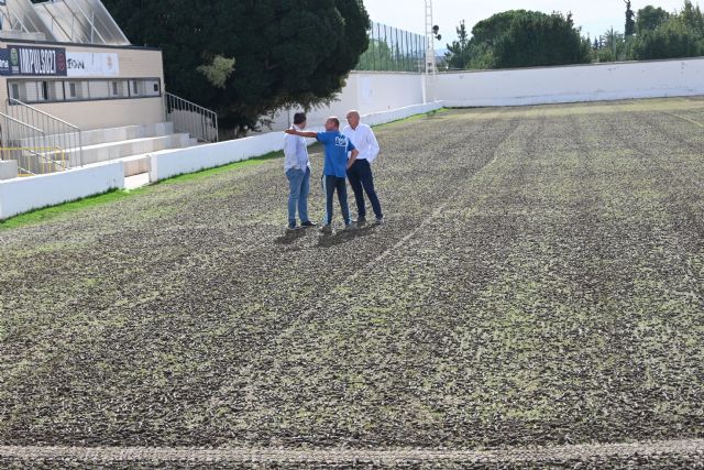 DEPORTES | El Ayuntamiento de Mula lleva a cabo la resiembra anual del campo de fútbol municipal y realiza mejoras en los banquillos - 1, Foto 1