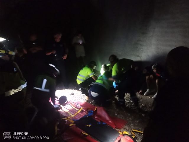 Rescatan a un joven herido al caer por un talud del río en Beniel - 1, Foto 1