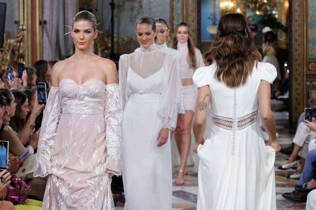 “Fever”, la colección de novia de Elena Navarro Atelier, brilla sobre la pasarela de Atelier Couture - 1, Foto 1