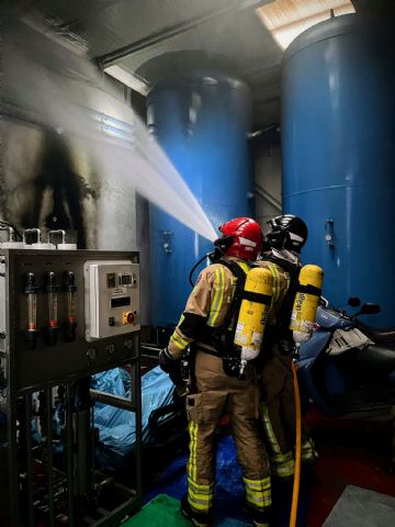 Bomberos extinguen un incendio en un cuadro eléctrico en las instalaciones de un bodega de vinos, en Yecla - 1, Foto 1