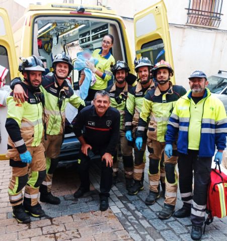 Servicios de emergencia asisten un parto en una vivienda, en Lorca - 1, Foto 1