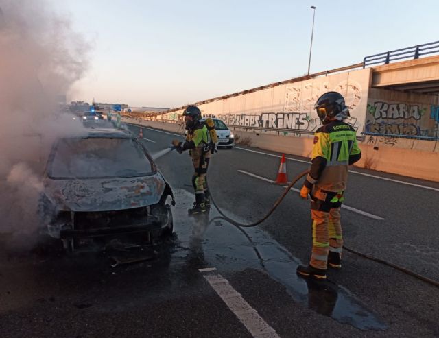 Servicios de emergencias atienden el incendio de un vehículo en RM-1, en San Javier - 1, Foto 1