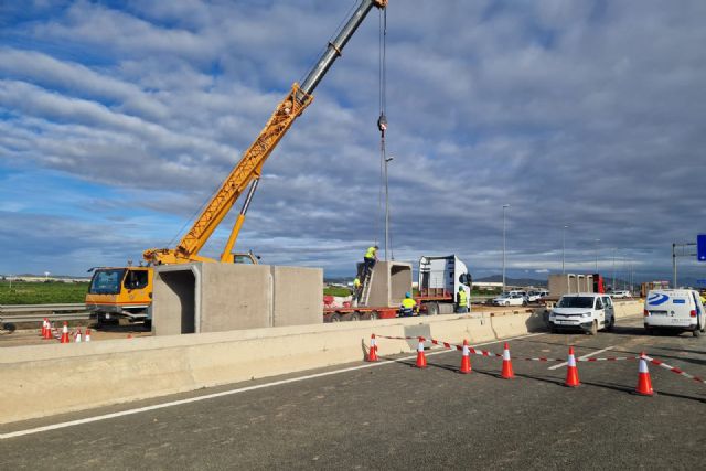 Transportes activa los primeros fondos de emergencia y empieza a reconstruir las carreteras más dañadas por la DANA en Valencia - 1, Foto 1