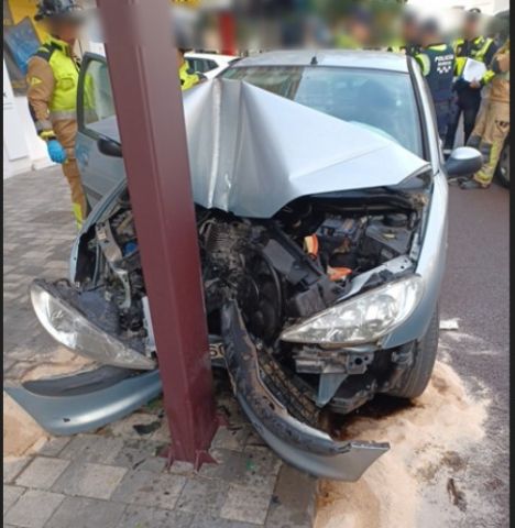 Trasladan al hospital a los ocupantes de un turismo tras colisionar contra una farola en Ronda Norte - 1, Foto 1