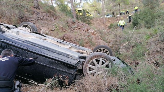 Rescatan a un herido tras caer por un barranco el vehículo en el que circulaba - 1, Foto 1