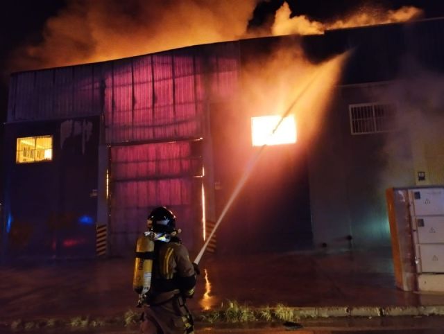 Incendio en un almacén de palets de madera en un polígono de Molina - 1, Foto 1