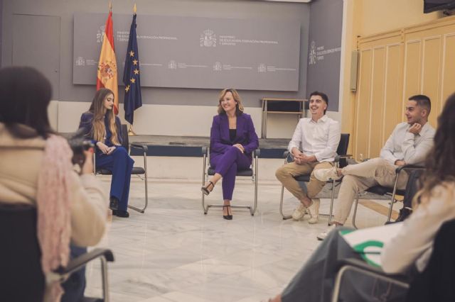 Pilar Alegría destaca la solidaridad y resiliencia demostrada por los jóvenes ante la DANA en Valencia - 1, Foto 1