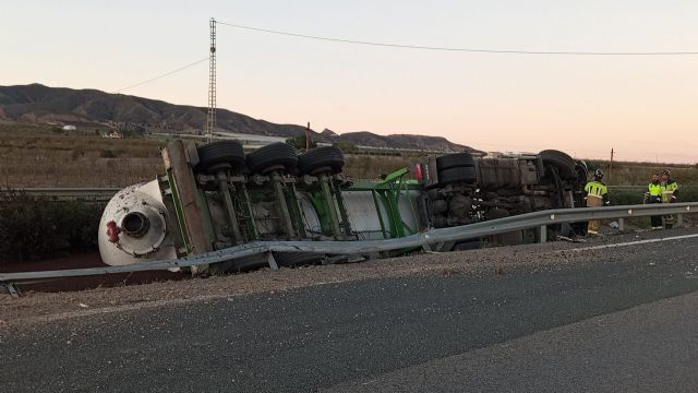 Servicios de emergencias atienden vuelco de un camión cerca de Puerto Lumbreras - 1, Foto 1