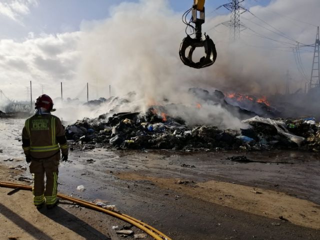 Bomberos del CEIS controlan un incendio declarado en el exterior de una nave de gestión de residuos en Balsicas - 1, Foto 1