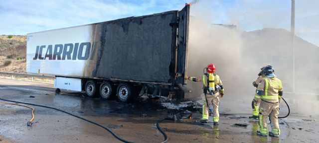 Servicios de Emergencias atienden un tráiler incendiado en la AP7, Mazarrón - 1, Foto 1