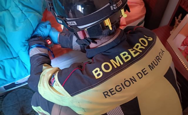 Bomberos rescatan a una mujer de 81 años caída en su vivienda en Almendricos - 1, Foto 1