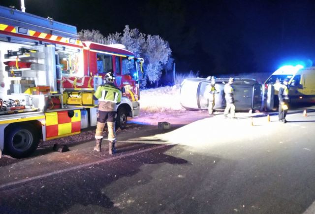 Trasladado al hospital al conductor de un turismo que resultó herido tras volcar el vehículo en Moratalla - 1, Foto 1