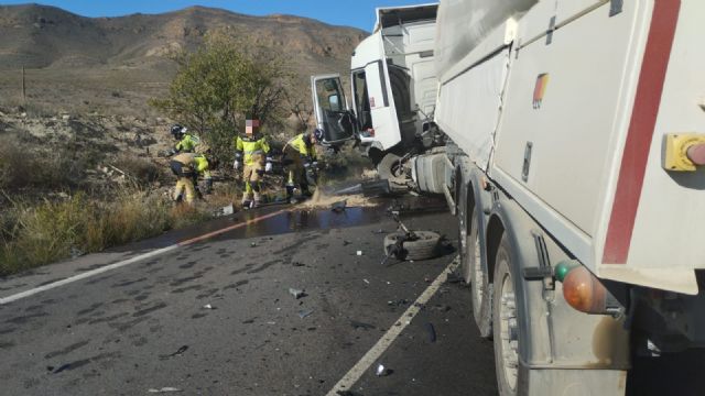 Fallece el conductor de un turismo en un accidente de tráfico ocurrido en Lorca - 1, Foto 1