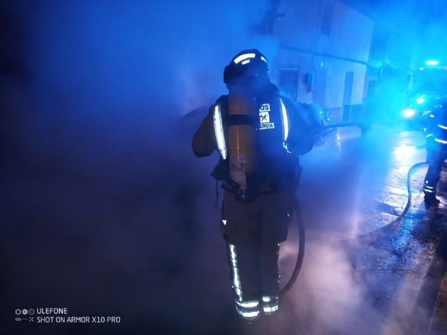 Bomberos sofocan el incendio de un vehículo en Molina de Segura - 1, Foto 1