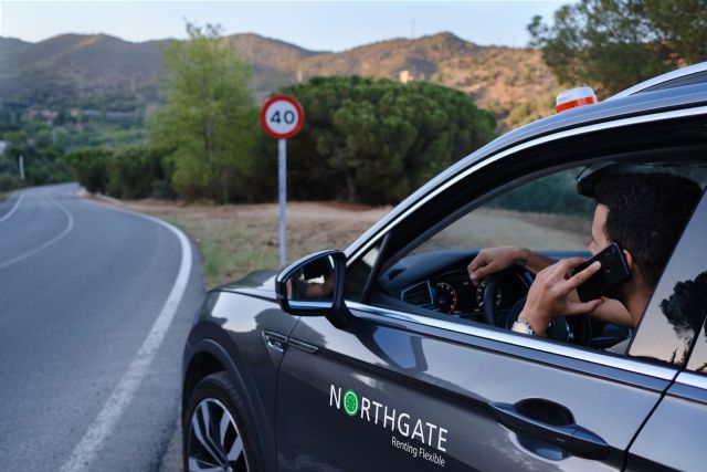 Recomendaciones Northgate: las luces de emergencia V-16, más seguras que los tradicionales triángulos, que ya no son obligatorios en autopistas y autovías - 1, Foto 1