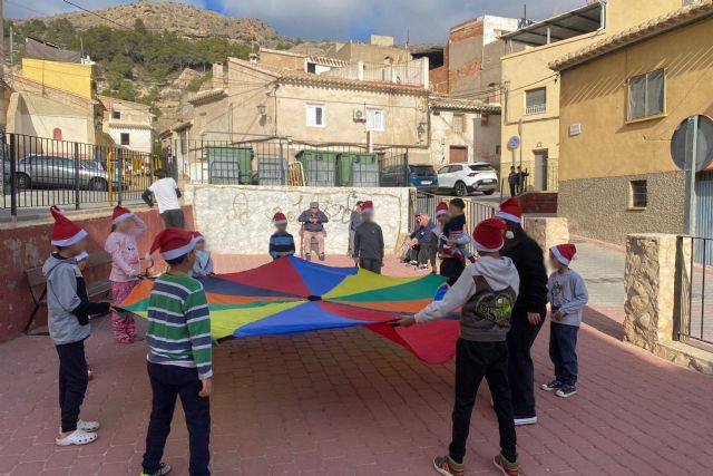 Finaliza con éxito la actividad «Adornando Nuestro Barrio» organizada por la concejalía de Juventud - 1, Foto 1