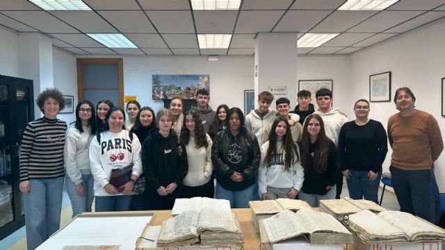 Los alumnos de Bachillerato del IES Valle de Leiva visitan el Archivo Municipal, Foto 1