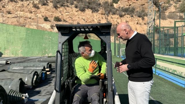 Comienza el cambio de csped en la pista de ftbol del polideportivo El Praco, Foto 1