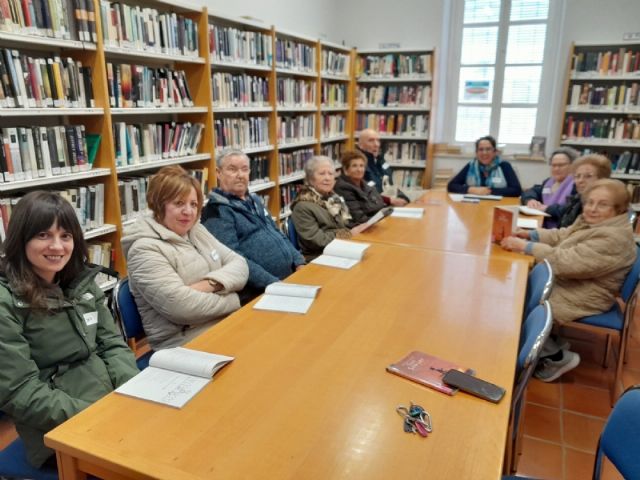 La Biblioteca Municipal “Mateo García” organiza un ciclo de Talleres de Lectura Dialógica con el Centro Municipal de Personas Mayores, Foto 1