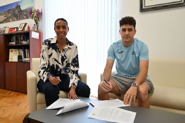 El Club Atletismo Alhama refuerza su actividad con un nuevo convenio de colaboración municipal El Club Atletismo Alhama refuerza su actividad con un nuevo convenio de colaboración municipal